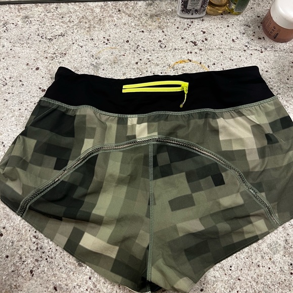 Lululemon green pattern shorts - Picture 3 of 4